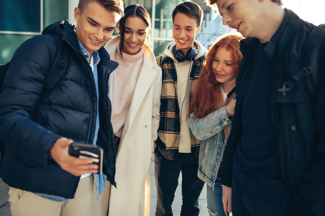 Studenter som pratar och skrattar utomhus på campus