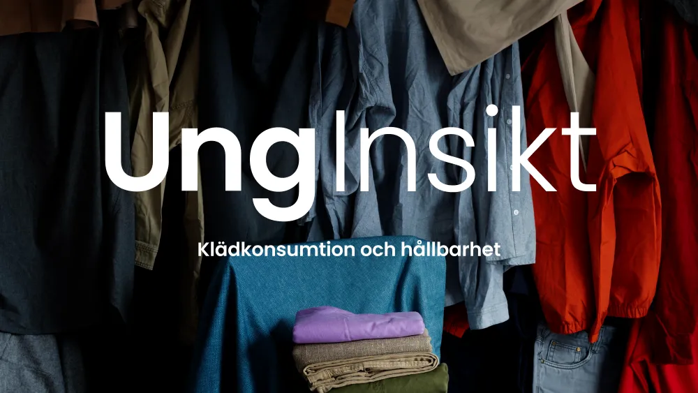 Omslag till UngInsikt: Klädkonsumtion och hållbarhet. Kläder på galgar och en hög vikta byxor.